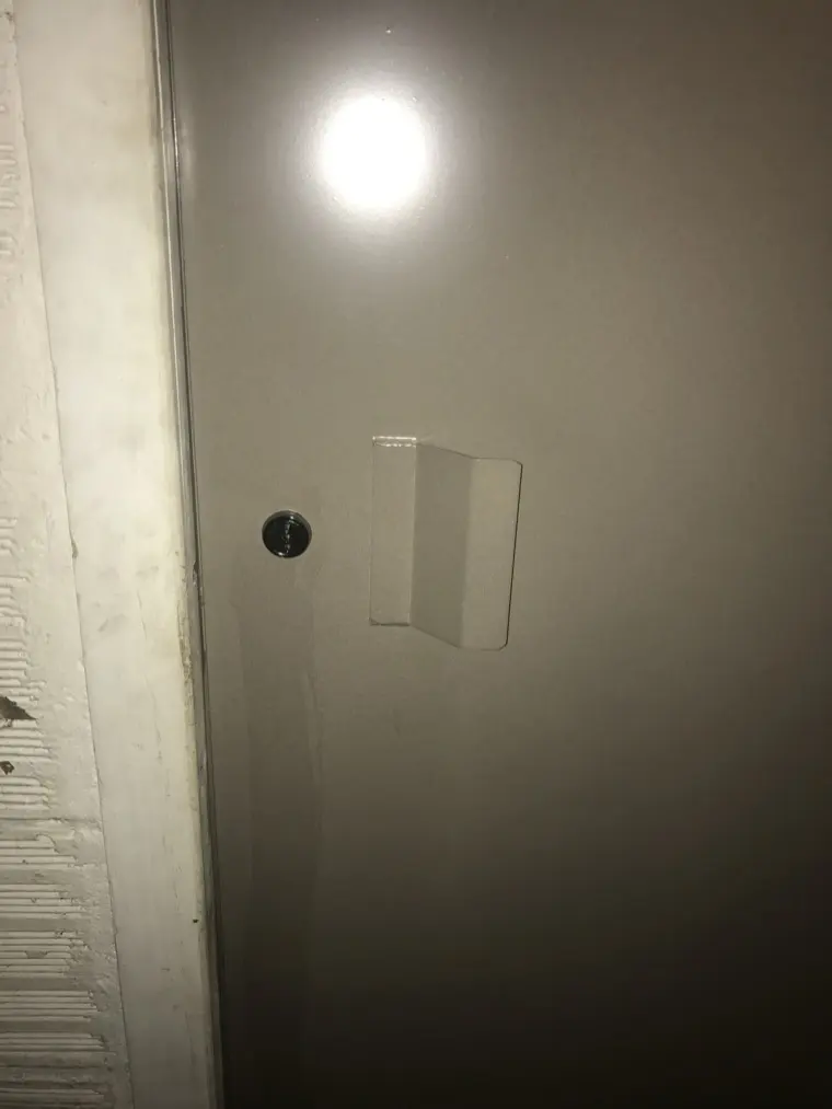 Cylindre et cache-entrée sur une porte métallique